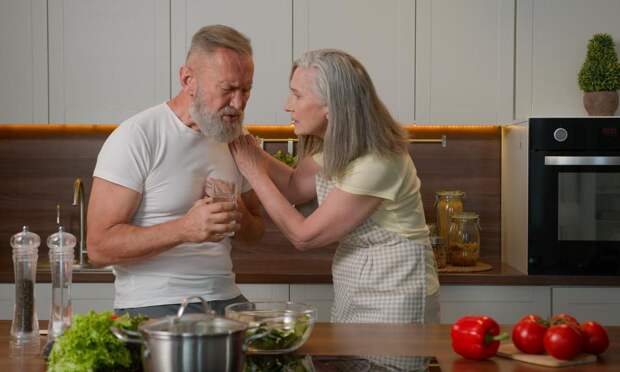 Инфаркт у мужчины жена лечила хлебом и ударами по спине