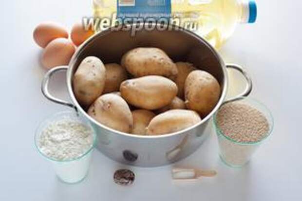 Это своего рода базовый рецепт для картофельных крокетов, которые можно делать с самыми различными добавками. Чтобы получить килограмм картофельного крокетного теста, нам потребуется чуть более килограмма сырой картошки, не склонной к развариванию, и 3 яичных желтка. Тёртый мускат и соль — по вкусу (соль — ещё и в зависимости от того, гарниром к чему будут служить крокеты). 2 литра растительного масла требуется для фритирования, а не в тесто. Мука, панировочные сухари и ещё 1 яйцо (к которому я добавляю белки от 3, желтки от которых ушли в тесто) — для панировки перед фритированием.
