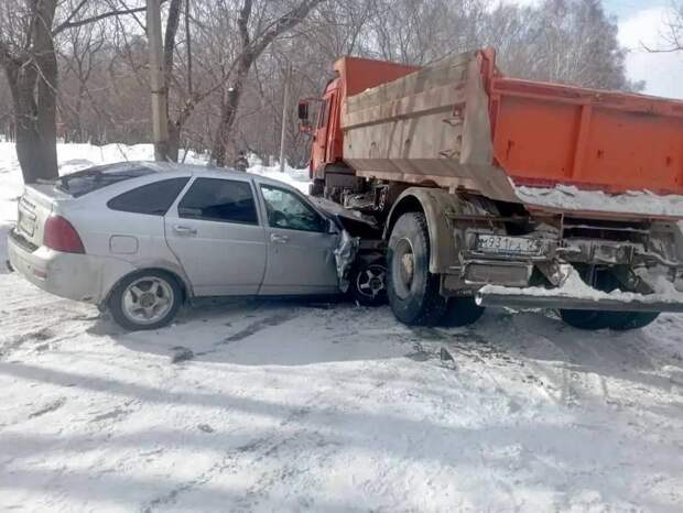 Пьяный водитель влетел в грузовик, пытаясь скрыться от ГАИ под Красноярском