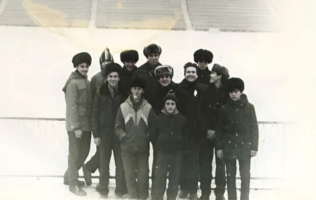 Андрей Суховецкий (первый слева во втором ряду) с баскетбольной командой, в которой играл.