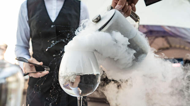 Разрыв желудка: чем опасен жидкий азот в еде и напитках