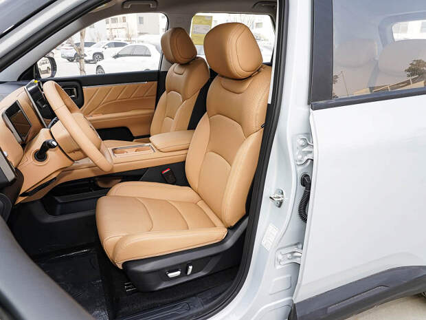 Китайцы снова удивили: гибридный кроссовер размером с Geely Monjaro — всего 88,8 тыс. юаней (1 млн рублей). Представлен Wuling Xingguang 560