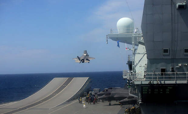 Истребитель F-35B взлетает с авианосца HMS Queen Elizabeth
