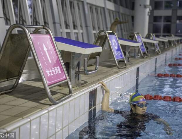 Лучше пешком ходите: в китайском бассейне медленных женщин отправляют на отдельную дорожку