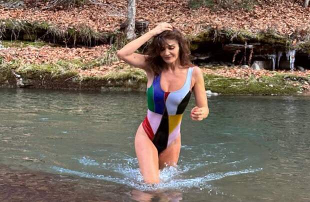 57-летняя супермодель в откровенном купальнике искупалась в ледяной воде