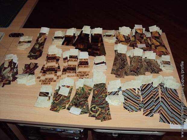 раскладываем темные заготовки по цвету и размеру