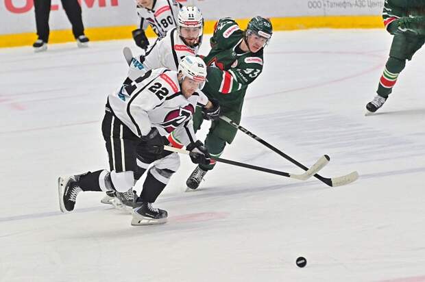 Больше не борются за выход в плей-офф: тюменцы проиграли хоккеистам из Казани