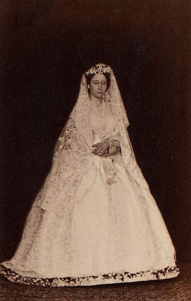 Принцесса Алиса в свадебном наряде, 1862. (сс) Wikimedia Commons