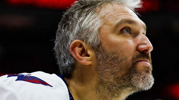 Леброн поприветствовал Овечкина на матче НБА