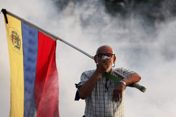 Мирный протестующий простив президента Николаса Мадуро