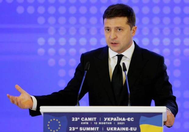 Ukrainian President Volodymyr Zelenskiy attends a news briefing following the Ukraine-EU summit in Kyiv, Ukraine October 12, 2021. REUTERS/Valentyn Ogirenko/File Photo