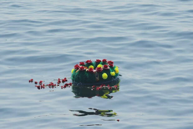 В Авачинском заливе военнослужащие Тихоокеанского флота почтили память погибших военных моряков