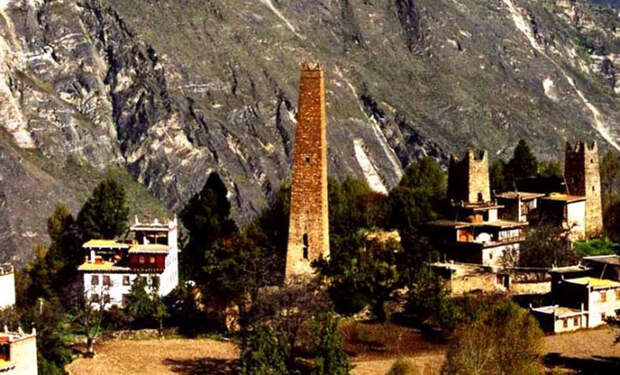 В Тибете нашли структуры высотой с 20 этажный дом и возрастом 1000 лет. В архивах нет записей об их постройке
