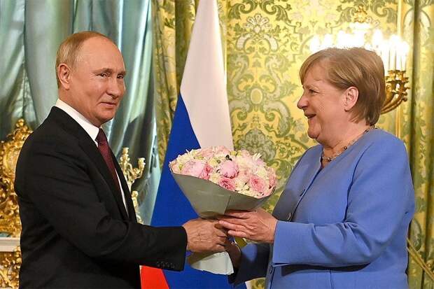 В Китае обратили внимание на букет цветов Путина для Меркель