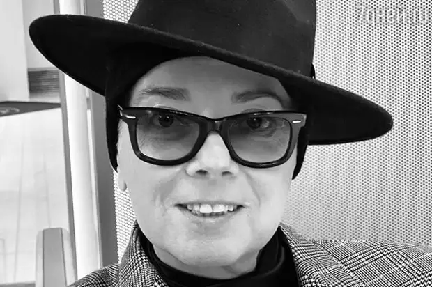 «Добра, любви!» Улыбающийся Юдашкин удивил внешним видом