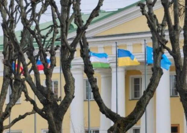 В центре Санкт-Петербурга развевается флаг Украины