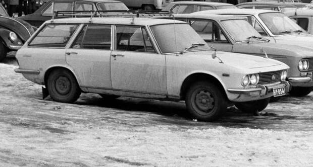 Mazda 1500 Kombi-плод сотрудничества японцев с Bertone. По соседству Datsun Bluebird PL 410 авто, автомобили, олдтаймер, ретро авто, ретро фото, старые автомомбили, финляндия