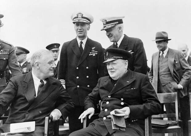 Рузвельт и Черчилль на борту линкора "Принц Уэльский", август 1941. Фото из открытых источников.