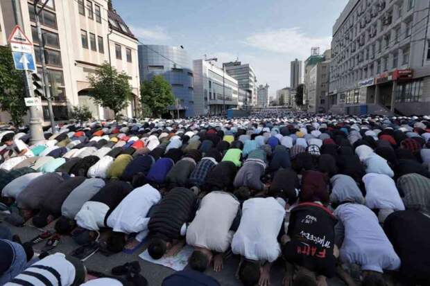 Глава СПЧ Фадеев назвал провокацией показные намазы в метро