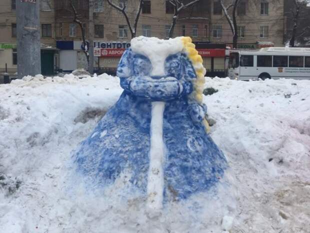 Снегурочка из снега. Снегурочка из снега скульптура. Слепить снегурочку из снега. Статуя Снегурочки из снега.