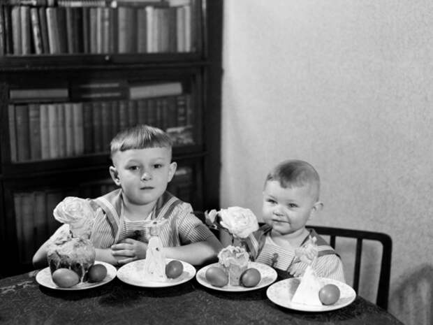 Лучшее пасхальное утро - в кругу семьи. Своих сыновей в далеком 1951 году за праздничным столом сфотографировал Анатолий Гаранин. Фото: РИА Новости