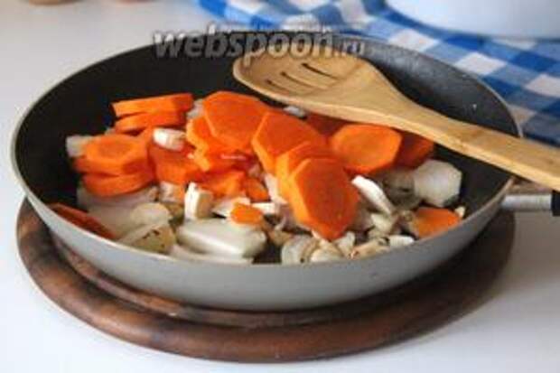 Добавить морковь с корнем петрушки и обжаривать ещё 2 минуты.