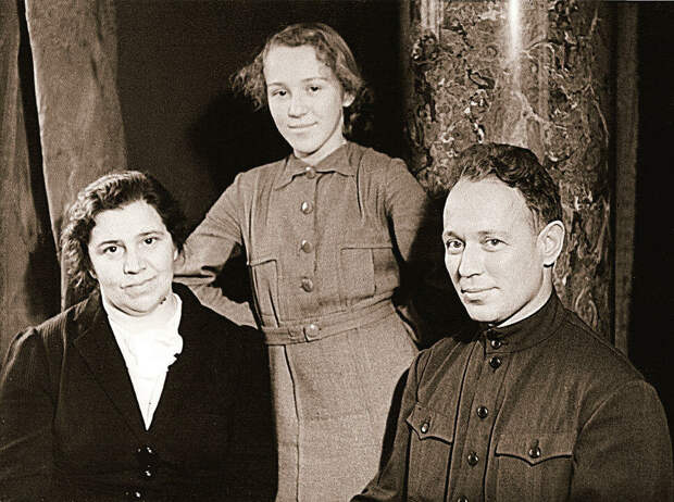 Светлана Шолохова с родителями.