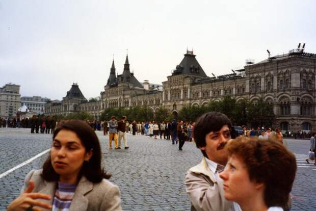 Туристы возле Государственного универсального магазина. СССР, Москва, 1985 год. Туристы возле Государственного универсального магазина. СССР, Москва, 1985 год.