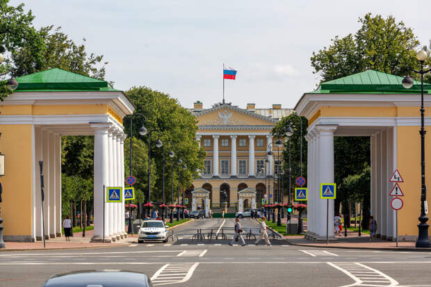 В Смольном поздравили педагогов Петербурга с Днем учителя