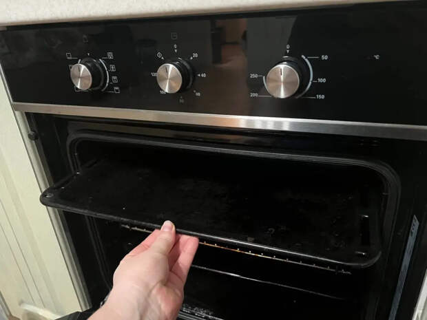Забудьте про скребок и ядовитую химию: три ложки этого порошка в духовке творят чудеса — жир стекает ручьями, а стекло сияет