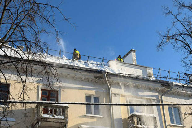 Девять человек погибли в России из-за схода наледи с крыш