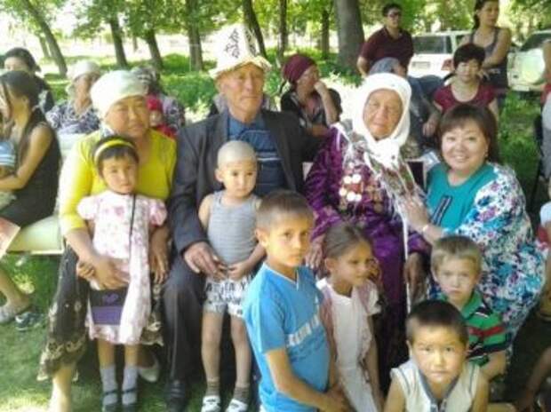 Токтогон Алтыбасарова в кругу семьи. Токтогон Алтыбасарова в кругу семьи.