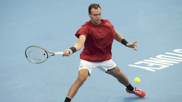 Теннисист Сафиуллин вывел Россию вперёд в матче с Францией на ATP Cup