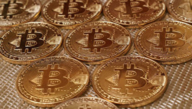 Монеты с логотипами криптовалюты биткоин. Архивное фото