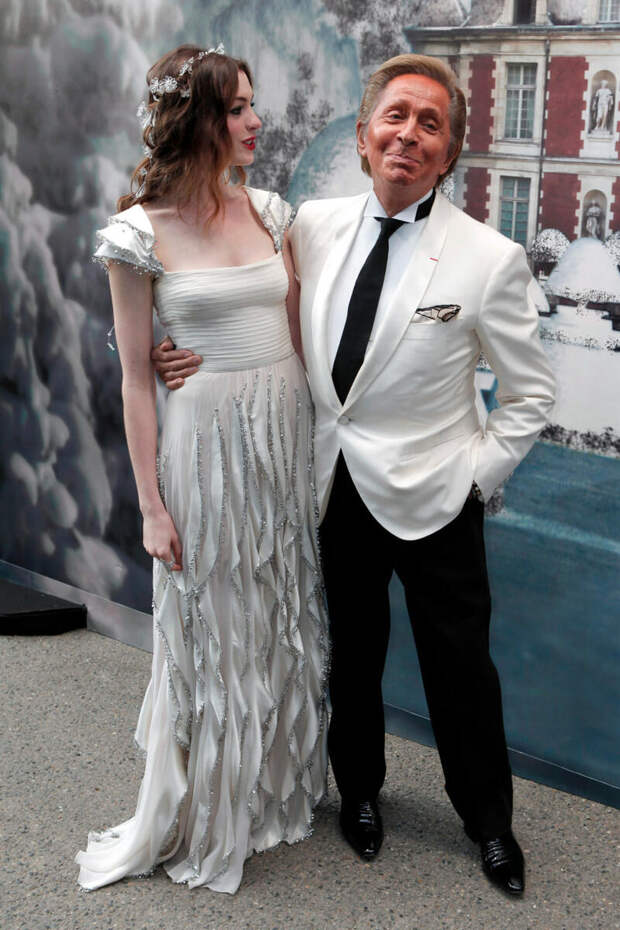 Актриса Энн Хэтэуэй и Валентино