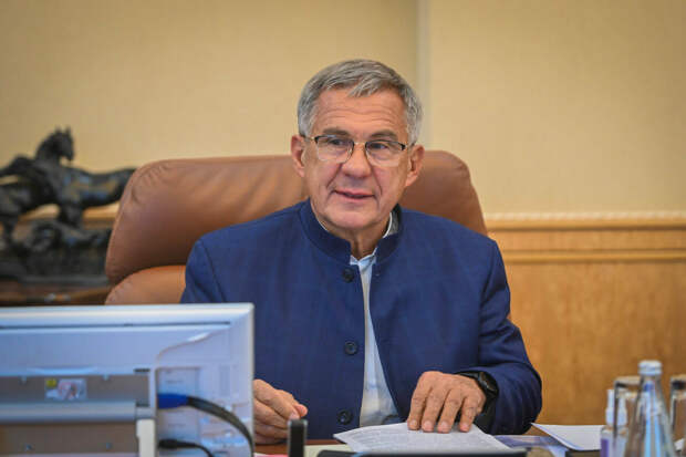 «Пусть будут улыбки на ваших лицах»: Минниханов разместил видеопоздравление с 8 Марта