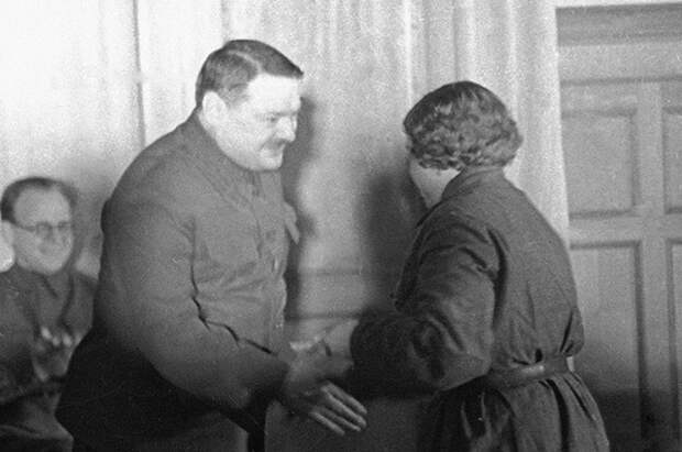Жданов вручает награды защитникам Ленинграда, 1942 год.