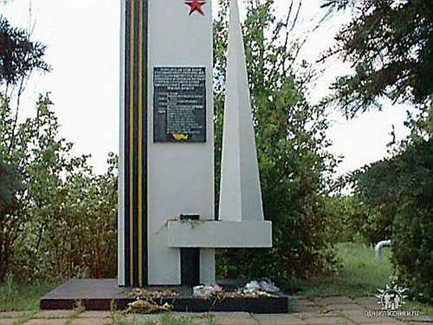 Памятник на месте последнего боя, на окраине деревни Павловка Донецкой области, Украина