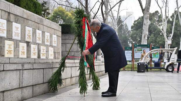 Рустам Минниханов в городе Ухань возложил цветы к памятнику советским летчикам