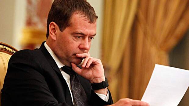 Медведев призвал предпринять меры для наилучшей адаптации иностранцев в России