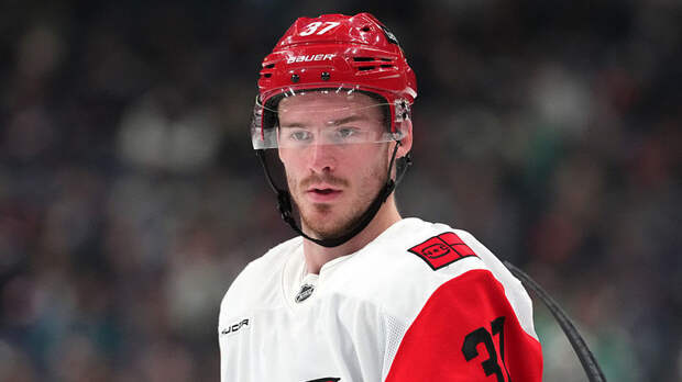 Шайба Свечникова не помогла «Каролине» победить в матче с «Монреалем»