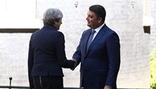 Премьер-министр Великобритании Тереза Май приветствует премьер-министра Украины Владимира Гройсмана в Лондоне, Великобритания. 5 июля 2017