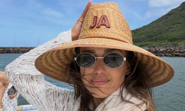 Актриса Джессика Альба выложила фото в бикини на пляже