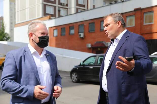 Петр Толстой взял под контроль вопрос создания пешеходной зоны в Марьино. Фото: Александр Чикин