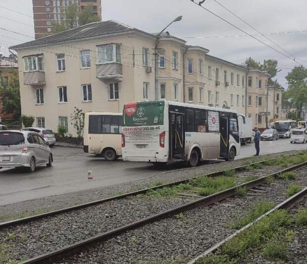 Во Владивостоке дорога оказалась заблокирована из-за ДТП с автобусами