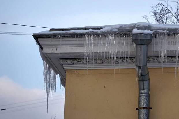 19-летняя девушка не выжила после падения сосульки в российском городе