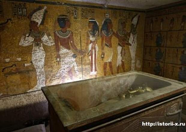 Сам саркофаг находится в гробнице Тутанхамона