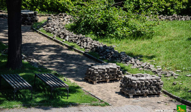 «Здесь пройти не получится»: один из скверов Владивостока закрыт на ремонт