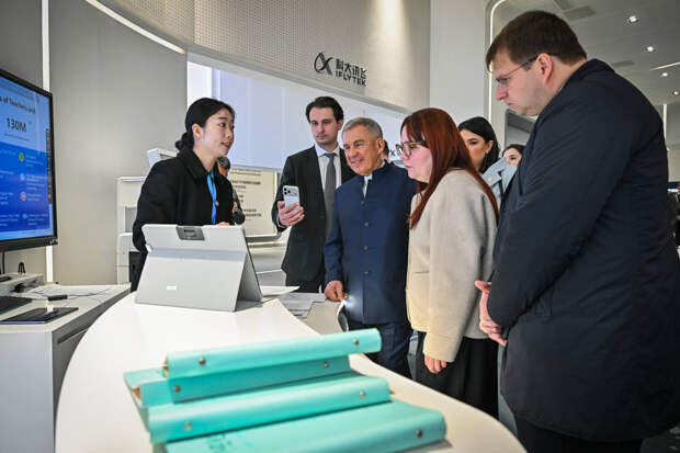 Тест-драйв M-Hero и авиасообщение в Ухань: как прошел второй день Минниханова в Китае