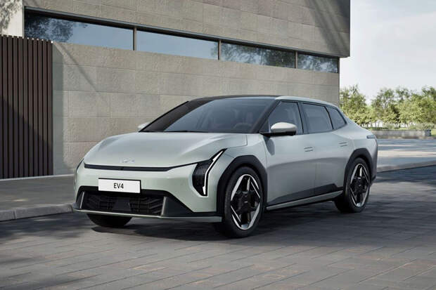 Kia рассекретила внешность новых седана и хетчбэка EV4